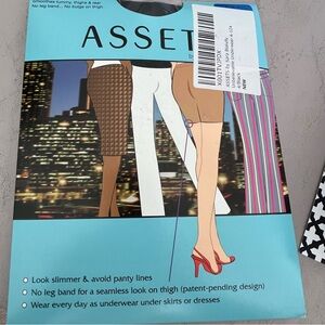 Assets by SPANX Mid -Thigh Shaper -Black  Size 4 (Weight 170-215) New-Sealed Pkg